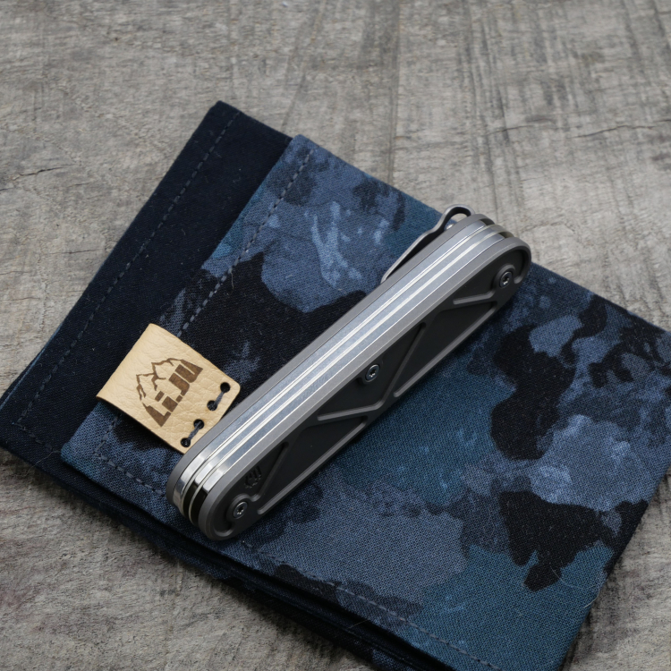 Preview: TITAN - TRIANGLE mit CLIP - dark wash - BLADELESS - Titan Grade 5  (Ti 6AI 4V)  - 93mm